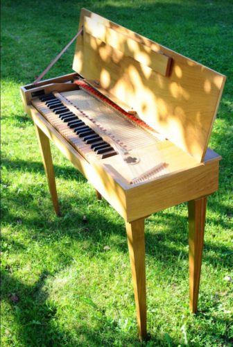 Klavikord genellikle dikdörtgen biçiminde, metal telleri ve ses sayısı kadar tuşu olan klavyeli bir çalgıdır. Piyanonun atası, en güzel sesli çalgılsı biridir.