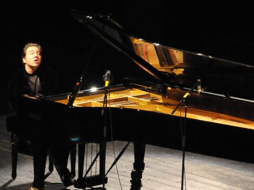 Ünlü Türk Piyanistler, Piyanist FAZIL FAY Kimdir. Hayatı - Özgeçmişi Piyano Konser Görüntüsü Fazil say kuyruklu Akustik piyano albüm bestesi resital