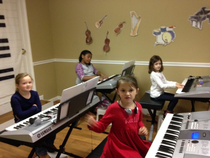 Ocuklar Için Piyano Ve Müziğin Önemi Nedir Hangi Faydaları Sağlar çalma Piyanist çalgı Dersleri Öğretmen Eğitim Toplu Ders Sınıfı Okulu Kurs
